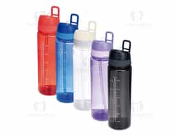 Squeeze de 700ml em plástico AS livre de BPA, com design funcional e prático para o dia a dia. Possui tampa com bico flip, canudo removível e vedação em silicone, garantindo segurança no uso. Conta ainda com alça para transporte, sendo uma ótima opção de brinde promocional com excelente área para personalização.