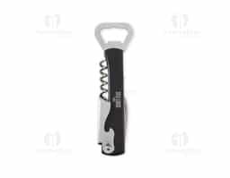 Abridor multifunções em metal com cabo revestido em plástico polipropileno (PP). Conta com abridor de tampas de garrafas, saca-rolhas de um estágio e lâmina para corte de lacres.
