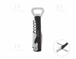 Abridor multifunções em metal com cabo revestido em plástico polipropileno (PP). Conta com abridor de tampas de garrafas, saca-rolhas de um estágio e lâmina para corte de lacres.