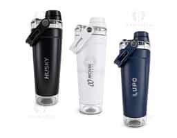 Coqueteleira térmica de parede dupla, com parte externa em inox 201 e pintura eletrostática, e camada interna em inox 304. Com capacidade máxima de 650ml, possui tampa rosqueável em polipropileno (PP) e policarbonato (PC), com protetor para o bocal e alça para transporte. Apresenta fundo rosqueável em PET com tampa de pressão, ideal para guardar suplementos. Acompanha mola misturadora em inox e peneira plástica.