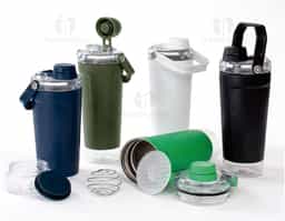 Coqueteleira térmica de parede dupla, com parte externa em inox 201 e pintura eletrostática, e camada interna em inox 304. Com capacidade máxima de 650ml, possui tampa rosqueável em polipropileno (PP) e policarbonato (PC), com protetor para o bocal e alça para transporte. Apresenta fundo rosqueável em PET com tampa de pressão, ideal para guardar suplementos. Acompanha mola misturadora em inox e peneira plástica.