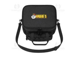 Bolsa térmica com dois compartimentos em tamanhos diferentes e capacidade total de 16 litros. Confeccionada em tecido Oxford 600D resistente à água, apresenta estrutura interna com espuma e revestimento térmico em PEVA. Conta ainda com bolso frontal multiuso com aberturas para encaixe de módulos adicionais, dois bolsos laterais com elástico e duas alças de mão fixas. Acompanha alça transversal ajustável.