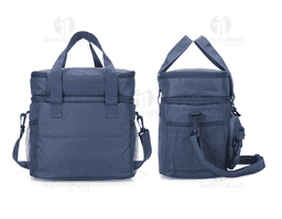 Bolsa térmica com dois compartimentos em tamanhos diferentes e capacidade total de 16 litros. Confeccionada em tecido Oxford 600D resistente à água, apresenta estrutura interna com espuma e revestimento térmico em PEVA. Conta ainda com bolso frontal multiuso com aberturas para encaixe de módulos adicionais, dois bolsos laterais com elástico e duas alças de mão fixas. Acompanha alça transversal ajustável.