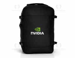 Mochila com capacidade máxima de 25 litros confeccionada em nylon 900D com revestimento impermeável. Possui três compartimentos em tamanhos diferentes, incluindo compartimento principal com fechamento em zíper frontal, cinta compressora de engate plástico e bolso interno em tela de malha. Conta ainda com dois pares de engates compressores laterais e um bolso telado com elástico de grande porte, além de engate traseiro para alças de malas, alças para mão, ombros e área das costas revestidas em tecido acolchoado respirável.
