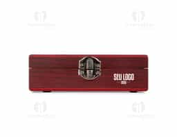 Kit vinho composto por 4 itens: saca-rolhas de dois estágios em inox 201, corta-lacre em ABS e inox, bico dosador em liga de zinco com revestimento em silicone e anel corta-gotas (wine collar) em liga de zinco e feltro. O conjunto é acondicionado em um estojo feito em MDF, com revestimento interno em espuma de EVA, dobradiças e trava frontal em metal. Possui acabamento em formato de tabuleiro de xadrez na tampa, acompanhado de 32 peças confeccionadas em bambu.