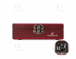 Kit vinho composto por 4 itens: saca-rolhas de dois estágios em inox 201, corta-lacre em ABS e inox, bico dosador em liga de zinco com revestimento em silicone e anel corta-gotas (wine collar) em liga de zinco e feltro. O conjunto é acondicionado em um estojo feito em MDF, com revestimento interno em espuma de EVA, dobradiças e trava frontal em metal. Possui acabamento em formato de tabuleiro de xadrez na tampa, acompanhado de 32 peças confeccionadas em bambu.