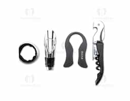 Kit vinho composto por 4 itens: saca-rolhas de dois estágios em inox 201, corta-lacre em ABS e inox, bico dosador em liga de zinco com revestimento em silicone e anel corta-gotas (wine collar) em liga de zinco e feltro. O conjunto é acondicionado em um estojo feito em MDF, com revestimento interno em espuma de EVA, dobradiças e trava frontal em metal. Possui acabamento em formato de tabuleiro de xadrez na tampa, acompanhado de 32 peças confeccionadas em bambu.