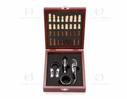 Kit vinho composto por 4 itens: saca-rolhas de dois estágios em inox 201, corta-lacre em ABS e inox, bico dosador em liga de zinco com revestimento em silicone e anel corta-gotas (wine collar) em liga de zinco e feltro. O conjunto é acondicionado em um estojo feito em MDF, com revestimento interno em espuma de EVA, dobradiças e trava frontal em metal. Possui acabamento em formato de tabuleiro de xadrez na tampa, acompanhado de 32 peças confeccionadas em bambu.