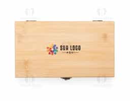 Kit vinho composto por 5 itens: saca-rolhas de um estágio em inox com cabo em bambu, termômetro em vidro com detalhe em bambu, anel corta-gotas (wine collar) em liga de zinco e feltro, além de bico dosador e tampa de bico, ambos em liga de zinco, com revestimento em silicone e topo em bambu. Acompanha estojo em bambu com revestimento interno em espuma de EVA, dobradiças e fecho giratório em metal.