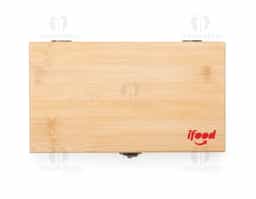 Kit vinho composto por 5 itens: saca-rolhas de um estágio em inox com cabo em bambu, termômetro em vidro com detalhe em bambu, anel corta-gotas (wine collar) em liga de zinco e feltro, além de bico dosador e tampa de bico, ambos em liga de zinco, com revestimento em silicone e topo em bambu. Acompanha estojo em bambu com revestimento interno em espuma de EVA, dobradiças e fecho giratório em metal.