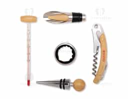 Kit vinho composto por 5 itens: saca-rolhas de um estágio em inox com cabo em bambu, termômetro em vidro com detalhe em bambu, anel corta-gotas (wine collar) em liga de zinco e feltro, além de bico dosador e tampa de bico, ambos em liga de zinco, com revestimento em silicone e topo em bambu. Acompanha estojo em bambu com revestimento interno em espuma de EVA, dobradiças e fecho giratório em metal.