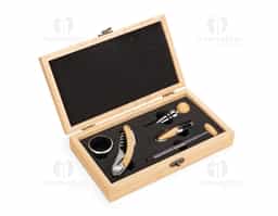 Kit vinho composto por 5 itens: saca-rolhas de um estágio em inox com cabo em bambu, termômetro em vidro com detalhe em bambu, anel corta-gotas (wine collar) em liga de zinco e feltro, além de bico dosador e tampa de bico, ambos em liga de zinco, com revestimento em silicone e topo em bambu. Acompanha estojo em bambu com revestimento interno em espuma de EVA, dobradiças e fecho giratório em metal.