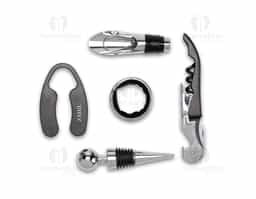 Kit vinho composto por 5 itens: corta-lacre em ABS e inox, saca-rolhas de dois estágios em inox e anel corta-gotas (wine collar) em liga de zinco e feltro, além de bico dosador e tampa de bico, ambos em liga de zinco com revestimento em silicone. O conjunto é acondicionado em estojo de papelão reforçado, em formato de livro, com fechamento imantado e revestimento interno em espuma de EVA.
