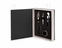 Kit vinho composto por 5 itens: corta-lacre em ABS e inox, saca-rolhas de dois estágios em inox e anel corta-gotas (wine collar) em liga de zinco e feltro, além de bico dosador e tampa de bico, ambos em liga de zinco com revestimento em silicone. O conjunto é acondicionado em estojo de papelão reforçado, em formato de livro, com fechamento imantado e revestimento interno em espuma de EVA.