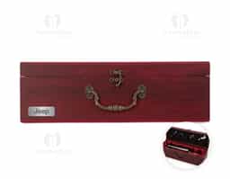 Kit vinho composto por 4 itens: saca-rolhas de dois estágios em inox, anel corta-gotas (wine collar) em liga de zinco, com revestimento em feltro, bico dosador em liga de zinco, com detalhes em silicone, e tampa de bico em inox, com partes em zinco e silicone. Acompanha estojo em MDF com pés antiderrapantes, revestimento interno em espuma de EVA e tecido de textura acetinada, dobradiças, fecho giratório e alça para transporte em metal.
