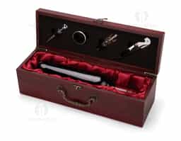 Kit vinho composto por 4 itens: saca-rolhas de dois estágios em inox, anel corta-gotas (wine collar) em liga de zinco, com revestimento em feltro, bico dosador em liga de zinco, com detalhes em silicone, e tampa de bico em inox, com partes em zinco e silicone. Acompanha estojo em MDF com pés antiderrapantes, revestimento interno em espuma de EVA e tecido de textura acetinada, dobradiças, fecho giratório e alça para transporte em metal.