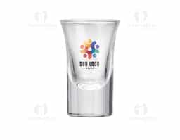 Kit com seis copos de vidro, cada um com capacidade de 30ml, ideal para doses e degustações. Fabricados em vidro resistente, possuem design clássico e tamanho compacto. Perfeito como brinde corporativo ou item promocional para ações que valorizam momentos de celebração e apresentação sofisticada.