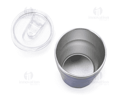Copo térmico com capacidade máxima de 300ml. Possui estrutura de parede dupla com interior em inox 304 e exterior em inox 201 e pintura eletrostática. Conta com tampa de pressão em plástico com protetor deslizante para o bocal e anel de vedação emborrachado.