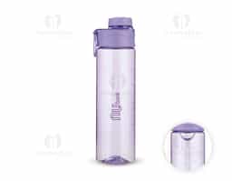 Garrafa produzida em plástico AS livre de BPA com capacidade máxima de 700 ml e marcação de volume no corpo. Possui tampa rosqueável em polipropileno (PP), protetor para o bocal, anel interno de vedação e alça fixa para facilitar o transporte.