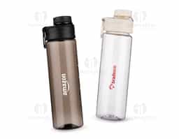 Garrafa produzida em plástico AS livre de BPA com capacidade máxima de 700 ml e marcação de volume no corpo. Possui tampa rosqueável em polipropileno (PP), protetor para o bocal, anel interno de vedação e alça fixa para facilitar o transporte.