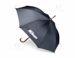 Guarda-chuva em poliéster com abertura automática por botão metálico. Possui estrutura com haste e pegador em madeira de bétula, oito varetas metálicas e faixa para fechamento em velcro.