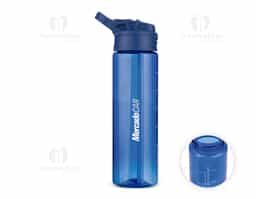 Squeeze produzido em plástico AS livre de BPA com capacidade de até 700 ml e marcação de volume no corpo. Possui tampa rosqueável em polipropileno (PP), botão de acionamento para bico flip, anel de vedação em silicone, canudo removível e alça fixa para transporte.