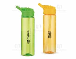 Squeeze produzido em plástico AS livre de BPA com capacidade de até 700 ml e marcação de volume no corpo. Possui tampa rosqueável em polipropileno (PP), botão de acionamento para bico flip, anel de vedação em silicone, canudo removível e alça fixa para transporte.