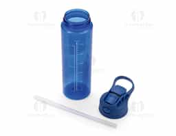 Squeeze produzido em plástico AS livre de BPA com capacidade de até 700 ml e marcação de volume no corpo. Possui tampa rosqueável em polipropileno (PP), botão de acionamento para bico flip, anel de vedação em silicone, canudo removível e alça fixa para transporte.