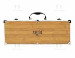 Kit para churrasco composto por cinco peças em inox com cabo em madeira de carvalho: faca com lâmina de 8 polegadas, espátula com cerdas de silicone, garfo de duas pontas, pegador de alimentos e uma espátula multiuso com lâminas serradas laterais e abridor de garrafas embutido. Acompanha maleta com acabamento amadeirado com detalhes em alumínio e trava de segurança para fechamento, além de revestimento interno em tecido Oxford e suportes em velcro para fixação dos itens.