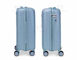Mala de viagem em plástico resistente, fechamento em zíper e capacidade para até 30 litros. Possui dimensões compatíveis com o padrão da ANAC, compartimento interno com fechamento em zíper e bolso superior em tela de malha, além de cinta compressora no lado oposto para organização de objetos. Conta ainda com alça de mão, quatro rodinhas com giro em 360 graus, puxador com ajuste de nível e alça plástica, além de cadeado numérico TSA. Acompanha placa em metal para personalização.