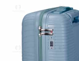 Mala de viagem em plástico resistente, fechamento em zíper e capacidade para até 30 litros. Possui dimensões compatíveis com o padrão da ANAC, compartimento interno com fechamento em zíper e bolso superior em tela de malha, além de cinta compressora no lado oposto para organização de objetos. Conta ainda com alça de mão, quatro rodinhas com giro em 360 graus, puxador com ajuste de nível e alça plástica, além de cadeado numérico TSA. Acompanha placa em metal para personalização.