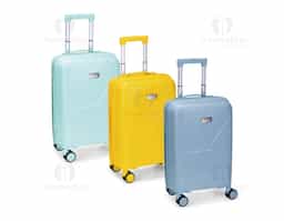 Mala de viagem em plástico resistente, fechamento em zíper e capacidade para até 30 litros. Possui dimensões compatíveis com o padrão da ANAC, compartimento interno com fechamento em zíper e bolso superior em tela de malha, além de cinta compressora no lado oposto para organização de objetos. Conta ainda com alça de mão, quatro rodinhas com giro em 360 graus, puxador com ajuste de nível e alça plástica, além de cadeado numérico TSA. Acompanha placa em metal para personalização.