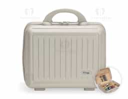 Frasqueira de viagem em plástico ABS com capacidade máxima de 10 litros. Possui compartimento interno com revestimento em poliéster, fechamento em zíper e bolso em tela de malha em uma das laterais, além de cinta compressora de engates plástico na outra. Apresenta quatro apoios reforçados na parte inferior, duas alças de mão, engate elástico para alças de malas e fechamento externo em zíper. Acompanha placa metálica para personalização.