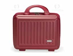 Frasqueira de viagem em plástico ABS com capacidade máxima de 10 litros. Possui compartimento interno com revestimento em poliéster, fechamento em zíper e bolso em tela de malha em uma das laterais, além de cinta compressora de engates plástico na outra. Apresenta quatro apoios reforçados na parte inferior, duas alças de mão, engate elástico para alças de malas e fechamento externo em zíper. Acompanha placa metálica para personalização.