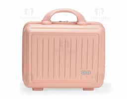 Frasqueira de viagem em plástico ABS com capacidade máxima de 10 litros. Possui compartimento interno com revestimento em poliéster, fechamento em zíper e bolso em tela de malha em uma das laterais, além de cinta compressora de engates plástico na outra. Apresenta quatro apoios reforçados na parte inferior, duas alças de mão, engate elástico para alças de malas e fechamento externo em zíper. Acompanha placa metálica para personalização.