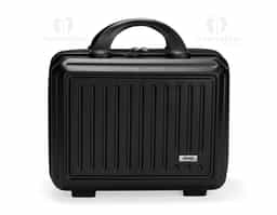 Frasqueira de viagem em plástico ABS com capacidade máxima de 10 litros. Possui compartimento interno com revestimento em poliéster, fechamento em zíper e bolso em tela de malha em uma das laterais, além de cinta compressora de engates plástico na outra. Apresenta quatro apoios reforçados na parte inferior, duas alças de mão, engate elástico para alças de malas e fechamento externo em zíper. Acompanha placa metálica para personalização.