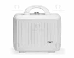 Frasqueira de viagem em plástico ABS com capacidade máxima de 10 litros. Possui compartimento interno com revestimento em poliéster, fechamento em zíper e bolso em tela de malha em uma das laterais, além de cinta compressora de engates plástico na outra. Apresenta quatro apoios reforçados na parte inferior, duas alças de mão, engate elástico para alças de malas e fechamento externo em zíper. Acompanha placa metálica para personalização.