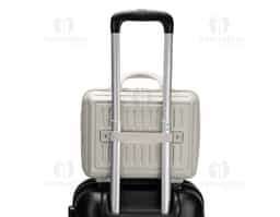 Frasqueira de viagem em plástico ABS com capacidade máxima de 10 litros. Possui compartimento interno com revestimento em poliéster, fechamento em zíper e bolso em tela de malha em uma das laterais, além de cinta compressora de engates plástico na outra. Apresenta quatro apoios reforçados na parte inferior, duas alças de mão, engate elástico para alças de malas e fechamento externo em zíper. Acompanha placa metálica para personalização.