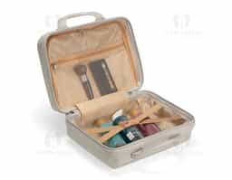 Frasqueira de viagem em plástico ABS com capacidade máxima de 10 litros. Possui compartimento interno com revestimento em poliéster, fechamento em zíper e bolso em tela de malha em uma das laterais, além de cinta compressora de engates plástico na outra. Apresenta quatro apoios reforçados na parte inferior, duas alças de mão, engate elástico para alças de malas e fechamento externo em zíper. Acompanha placa metálica para personalização.