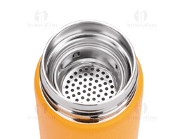 Garrafa térmica com capacidade máxima de 300ml. Possui estrutura de parede dupla com interior em inox 304, exterior em inox 201 e pintura eletrostática, além de base emborrachada antiderrapante. Apresenta tampa rosqueável com anel de vedação em silicone. Acompanha cesto infusor em inox com alça.