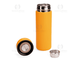 Garrafa térmica com capacidade máxima de 300ml. Possui estrutura de parede dupla com interior em inox 304, exterior em inox 201 e pintura eletrostática, além de base emborrachada antiderrapante. Apresenta tampa rosqueável com anel de vedação em silicone. Acompanha cesto infusor em inox com alça.