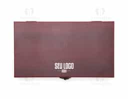 Kit vinho composto por 5 itens: saca-rolhas de um estágio em inox 201, termômetro em vidro com detalhes em liga de zinco, anel corta-gotas (wine collar) em liga de zinco e feltro, além de bico dosador e tampa de bico, ambos em liga de zinco com revestimento em silicone. Acompanha estojo feito em MDF com revestimento interno em espuma de EVA, dobradiças e fecho giratório em metal.
