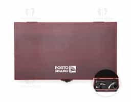 Kit vinho composto por 5 itens: saca-rolhas de um estágio em inox 201, termômetro em vidro com detalhes em liga de zinco, anel corta-gotas (wine collar) em liga de zinco e feltro, além de bico dosador e tampa de bico, ambos em liga de zinco com revestimento em silicone. Acompanha estojo feito em MDF com revestimento interno em espuma de EVA, dobradiças e fecho giratório em metal.