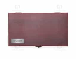 Kit vinho composto por 5 itens: saca-rolhas de um estágio em inox 201, termômetro em vidro com detalhes em liga de zinco, anel corta-gotas (wine collar) em liga de zinco e feltro, além de bico dosador e tampa de bico, ambos em liga de zinco com revestimento em silicone. Acompanha estojo feito em MDF com revestimento interno em espuma de EVA, dobradiças e fecho giratório em metal.