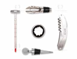 Kit vinho composto por 5 itens: saca-rolhas de um estágio em inox 201, termômetro em vidro com detalhes em liga de zinco, anel corta-gotas (wine collar) em liga de zinco e feltro, além de bico dosador e tampa de bico, ambos em liga de zinco com revestimento em silicone. Acompanha estojo feito em MDF com revestimento interno em espuma de EVA, dobradiças e fecho giratório em metal.