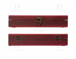 Kit vinho composto por 5 itens: saca-rolhas de um estágio em inox 201, termômetro em vidro com detalhes em liga de zinco, anel corta-gotas (wine collar) em liga de zinco e feltro, além de bico dosador e tampa de bico, ambos em liga de zinco com revestimento em silicone. Acompanha estojo feito em MDF com revestimento interno em espuma de EVA, dobradiças e fecho giratório em metal.