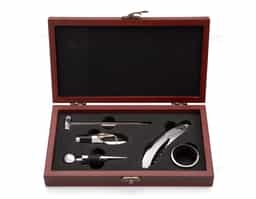 Kit vinho composto por 5 itens: saca-rolhas de um estágio em inox 201, termômetro em vidro com detalhes em liga de zinco, anel corta-gotas (wine collar) em liga de zinco e feltro, além de bico dosador e tampa de bico, ambos em liga de zinco com revestimento em silicone. Acompanha estojo feito em MDF com revestimento interno em espuma de EVA, dobradiças e fecho giratório em metal.