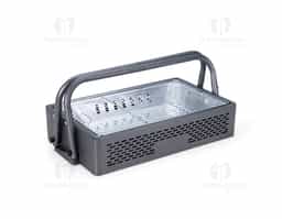 Churrasqueira em ferro com aberturas para ventilação e pés montáveis, que também podem ser utilizados como alças para transporte quando a churrasqueira não estiver em uso. Conta ainda com grelha em metal galvanizado e bandeja metálica com alças removíveis para acomodação do carvão.