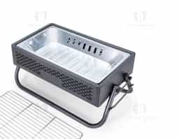 Churrasqueira em ferro com aberturas para ventilação e pés montáveis, que também podem ser utilizados como alças para transporte quando a churrasqueira não estiver em uso. Conta ainda com grelha em metal galvanizado e bandeja metálica com alças removíveis para acomodação do carvão.