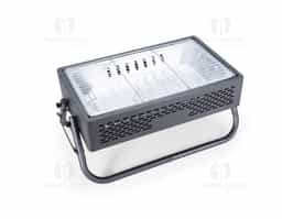 Churrasqueira em ferro com aberturas para ventilação e pés montáveis, que também podem ser utilizados como alças para transporte quando a churrasqueira não estiver em uso. Conta ainda com grelha em metal galvanizado e bandeja metálica com alças removíveis para acomodação do carvão.